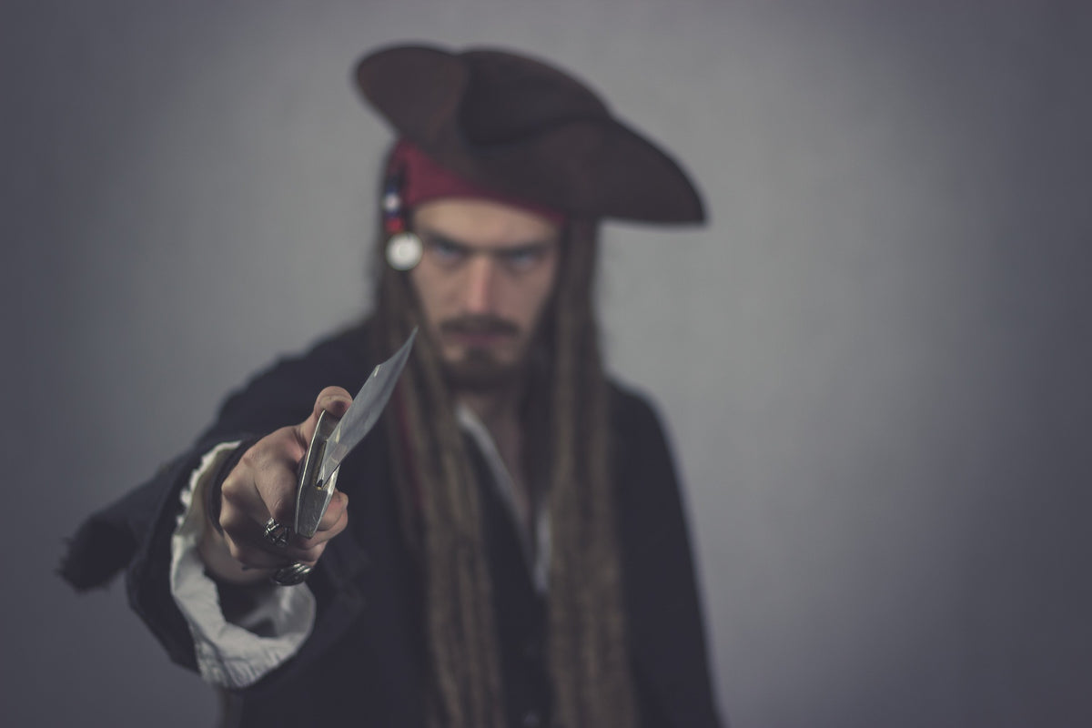 Costume da piratessa in velluto per bambina: Questo travestimento da pirata  per bambina comprende una gonna, una ma…