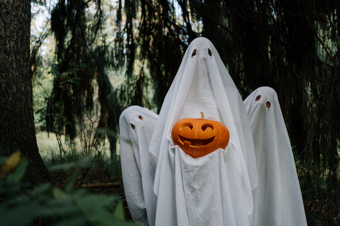 costumi ed accessori per il travestimento da fantasma o boia